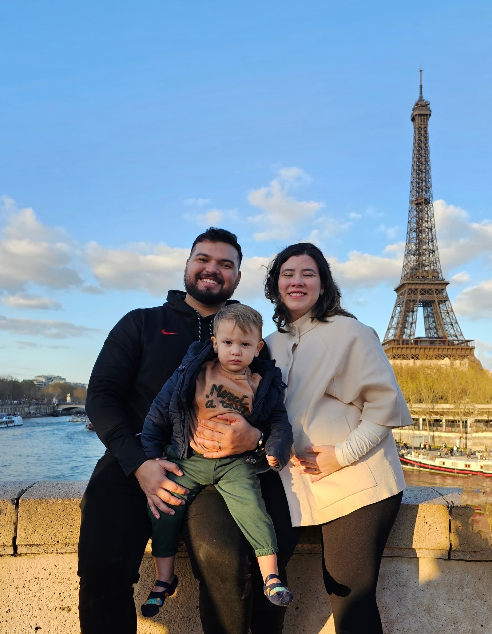 Dr. Mateus com a família em Paris