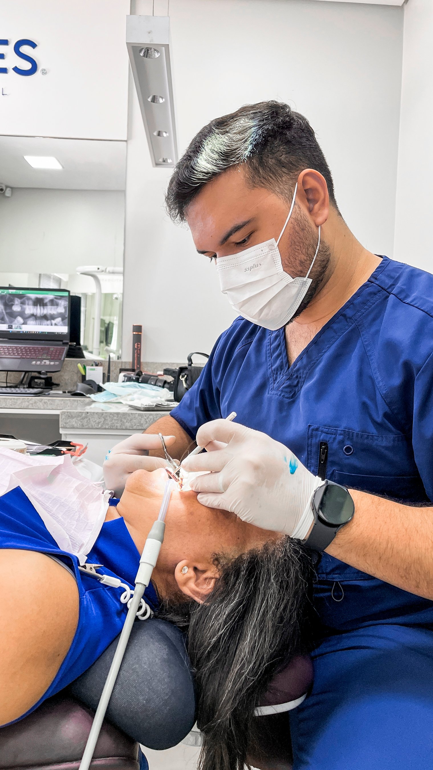 Dr. Mateus atendendo uma paciente na Clínica Francês